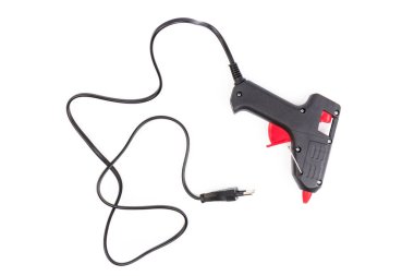 Sıcak eritilmiş silah, inşaat aletleri. Beyaz arkaplanda tutkal tabancası ve çubuklar