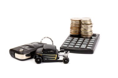 Hesap makineli para yığını, beyaz zemin üzerinde araba ve anahtar, hesaplama masrafları, gelir ve giderler kavramı.