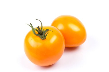 Sarı, parlak, sulu, beyaz arka planda izole edilmiş taze domatesler. Kapat.