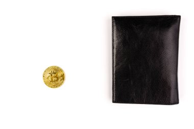 Beyaz arka planda siyah cüzdanı olan altın bitcoin. İş, para, kripto para birimi kavramı.