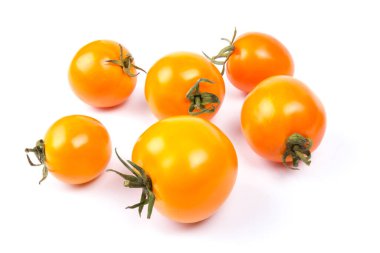 Sarı, parlak, sulu, beyaz arka planda izole edilmiş taze domatesler. Kapat.