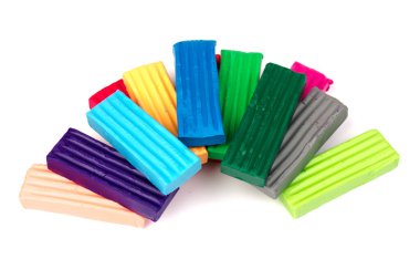 Beyaz arka planda izole edilmiş parlak renkli plastikler.