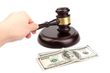 Beyaz arka planda banknotları olan tahta tokmak. Jude tokmak kahverengi ahşap masada. Hukuk, adalet ve açık artırma.