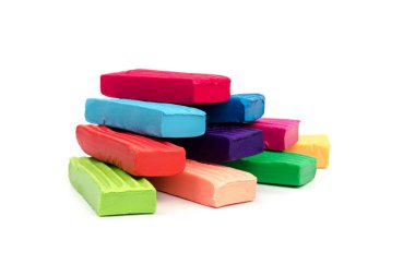 Beyaz arka planda izole edilmiş parlak renkli plastikler.