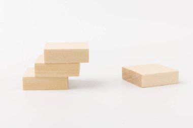 İş dünyasındaki büyüme kavramı, beyaz arka planda tahta yığını