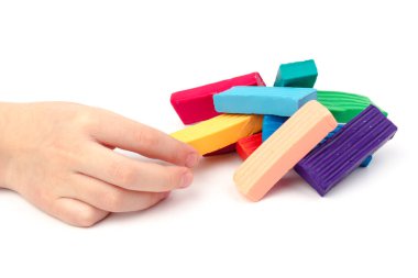 Beyaz arka planda izole edilmiş parlak renkli plastikler.