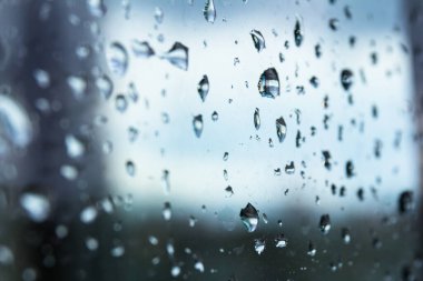 Bardağa konan yağmur damlacıkları