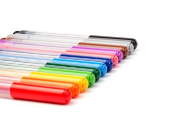 Beyaz arka planda izole edilmiş renkli kalemler. Çocuklar canlı boya aletleri, çeşitli renk paletleri. Ofis ışıklandırıcıları tasarım elemanları