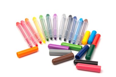 Beyaz arka planda izole edilmiş renkli kalemler. Çocuklar canlı boya aletleri, çeşitli renk paletleri. Ofis ışıklandırıcıları tasarım elemanları