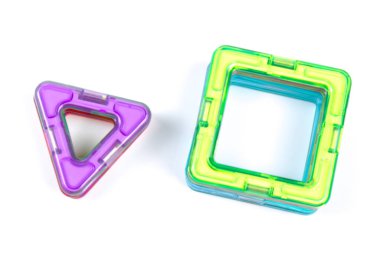 Motor becerilerin, düşüncenin ve hayal gücünün gelişimi için manyetik tasarımcı. Çocukların manyetik tasarımcısının çok renkli parçalarından inşa edilen yapı