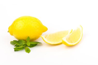 Nane yapraklı lezzetli limonlar, beyaz arka planda izole edilmiş.