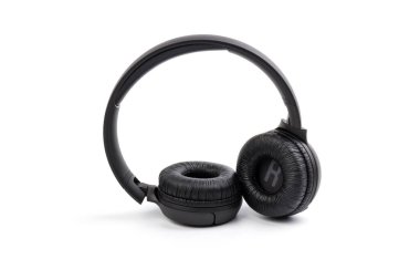 Beyaz arka planda izole edilmiş kablosuz siyah kulaklık (tam boyut).