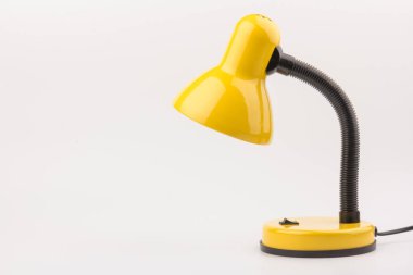Sarı masa lambası beyaz arka planda izole edilmiş. Gündüz ve gece konsepti