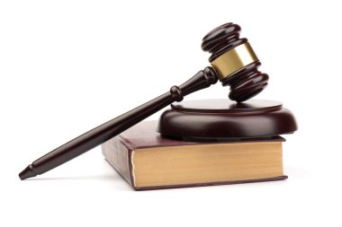 Kahverengi ahşap hakimler beyaz arkaplanı yakından incelerler. Tahta masa, kitaplar. Mesaj için yer var. Hukuk ve Adalet teması