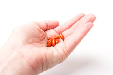 Beyaz arka planda Koenzim Q10. Yaşlanmayı önlemek için. İlaçlar ve ilaçlar.