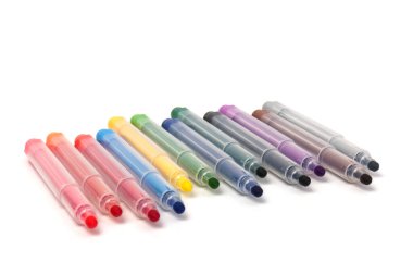 Beyaz arka planda izole edilmiş renkli kalemler. Çocuklar canlı boya aletleri, çeşitli renk paletleri. Ofis ışıklandırıcıları tasarım elemanları