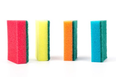 Temizlik için çok renkli süngerler, beyaz arka planda izole edilmiş. Bulaşık için süngerler