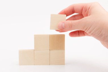 İş dünyasındaki büyüme kavramı, beyaz arka planda tahta yığını