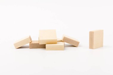 Alternatif risk konsepti; iş dünyasında plan ve strateji. Beyaz arkaplanda tahta blok