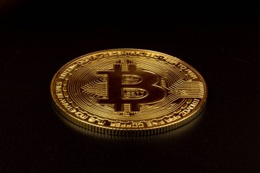 Siyah arka planda yakın plan altın bitcoin. İş, para, kripto para birimi kavramı.
