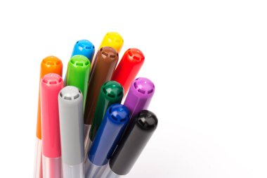 Beyaz arka planda izole edilmiş renkli kalemler. Çocuklar canlı boya aletleri, çeşitli renk paletleri. Ofis ışıklandırıcıları tasarım elemanları