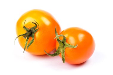 Sarı, parlak, sulu, beyaz arka planda izole edilmiş taze domatesler. Kapat.