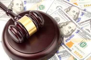 Beyaz arka planda banknotları olan tahta tokmak. Jude tokmak kahverengi ahşap masada. Hukuk, adalet ve açık artırma.