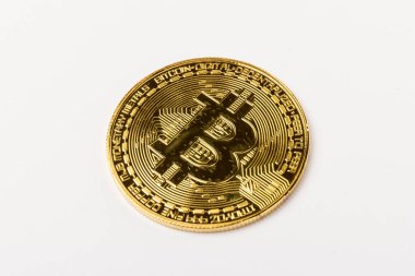 Beyaz arka planda yakın plan altın bitcoin. İş, para, kripto para birimi kavramı.