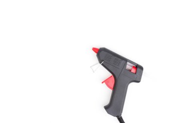 Sıcak eritilmiş silah, inşaat aletleri. Beyaz arkaplanda tutkal tabancası ve çubuklar