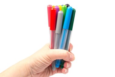 Beyaz arka planda izole edilmiş renkli kalemler. Çocuklar canlı boya aletleri, çeşitli renk paletleri. Ofis ışıklandırıcıları tasarım elemanları