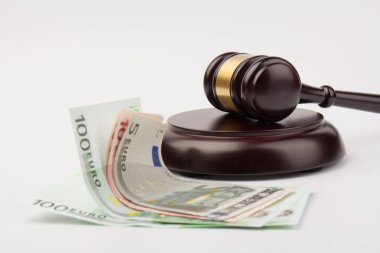 Gri arka planda banknotları olan tahta tokmak. Jude tokmak kahverengi ahşap masada. Hukuk, adalet ve açık artırma.