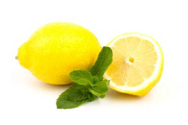 Nane yapraklı lezzetli limonlar, beyaz arka planda izole edilmiş.