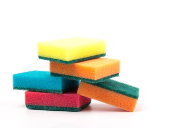 Temizlik için çok renkli süngerler, beyaz arka planda izole edilmiş. Bulaşık için süngerler