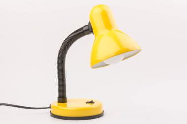 Sarı masa lambası beyaz arka planda izole edilmiş. Gündüz ve gece konsepti