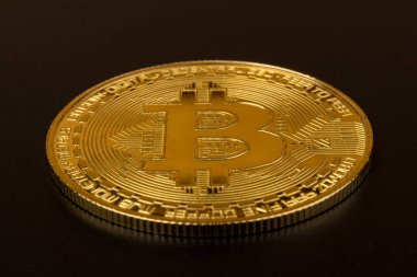 Siyah arka planda yakın plan altın bitcoin. İş, para, kripto para birimi kavramı.