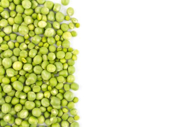 Beyaz arka planda izole edilmiş taze taze bezelyeler. Kapat.