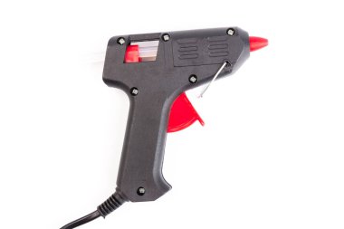 Sıcak eritilmiş silah, inşaat aletleri. Beyaz arkaplanda tutkal tabancası ve çubuklar