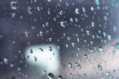 Bardağa konan yağmur damlacıkları