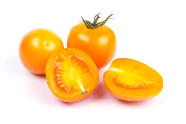 Sarı, parlak, sulu, beyaz arka planda izole edilmiş taze domatesler. Kapat.