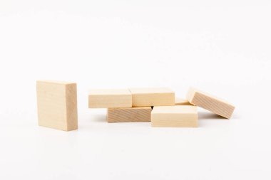 Alternatif risk konsepti; iş dünyasında plan ve strateji. Beyaz arkaplanda tahta blok