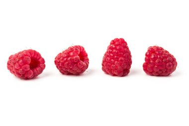 Beyaz arka planda olgun sulu ahududular. Yakın çekim, ıssız, dut.