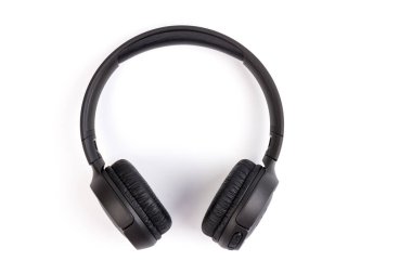 Beyaz arka planda izole edilmiş kablosuz siyah kulaklık (tam boyut).