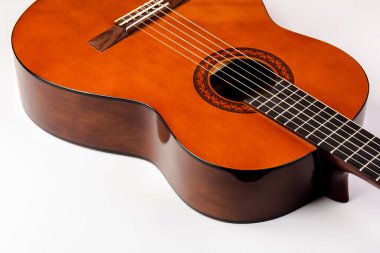 Doğal Tahta Klasik Akustik Gitar Beyaz Arkaplanda İzole Edildi