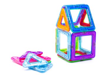 Motor becerilerin, düşüncenin ve hayal gücünün gelişimi için manyetik tasarımcı. Çocukların manyetik tasarımcısının çok renkli parçalarından inşa edilen yapı