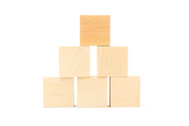 Beyaz zemin üzerinde izole edilmiş piramit şekilli tahta blok oyuncağı