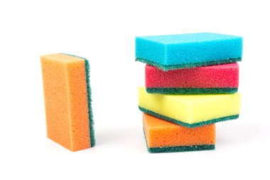 Temizlik için çok renkli süngerler, beyaz arka planda izole edilmiş. Bulaşık için süngerler