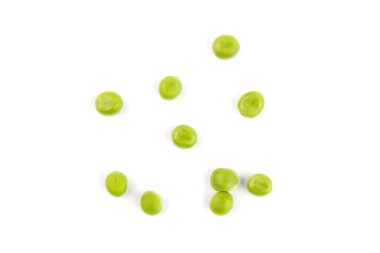 Beyaz arka planda izole edilmiş taze taze bezelyeler. Kapat.