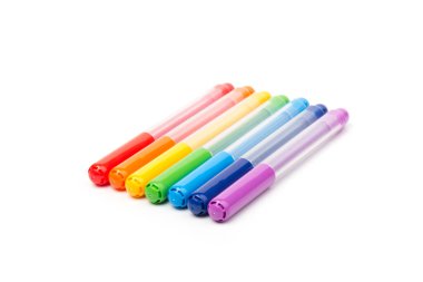 Beyaz arka planda izole edilmiş renkli kalemler. Çocuklar canlı boya aletleri, çeşitli renk paletleri. Ofis ışıklandırıcıları tasarım elemanları