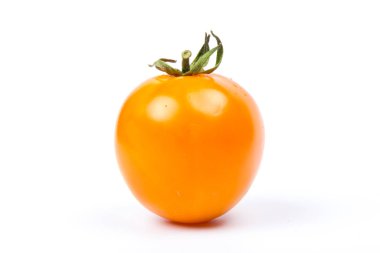 Sarı, parlak, sulu, taze domates beyaz arka planda izole edilmiş. Kapat.