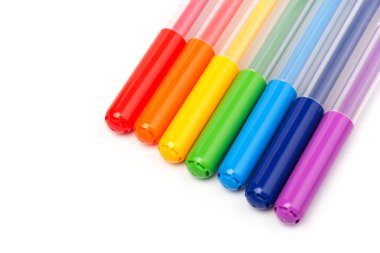 Beyaz arka planda izole edilmiş renkli kalemler. Çocuklar canlı boya aletleri, çeşitli renk paletleri. Ofis ışıklandırıcıları tasarım elemanları